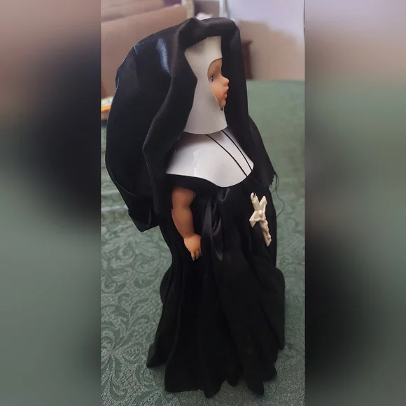 Vintage Genuine Nun Doll 9" with music box Box. Tune is Ave Maria. - Picture 2 of 6